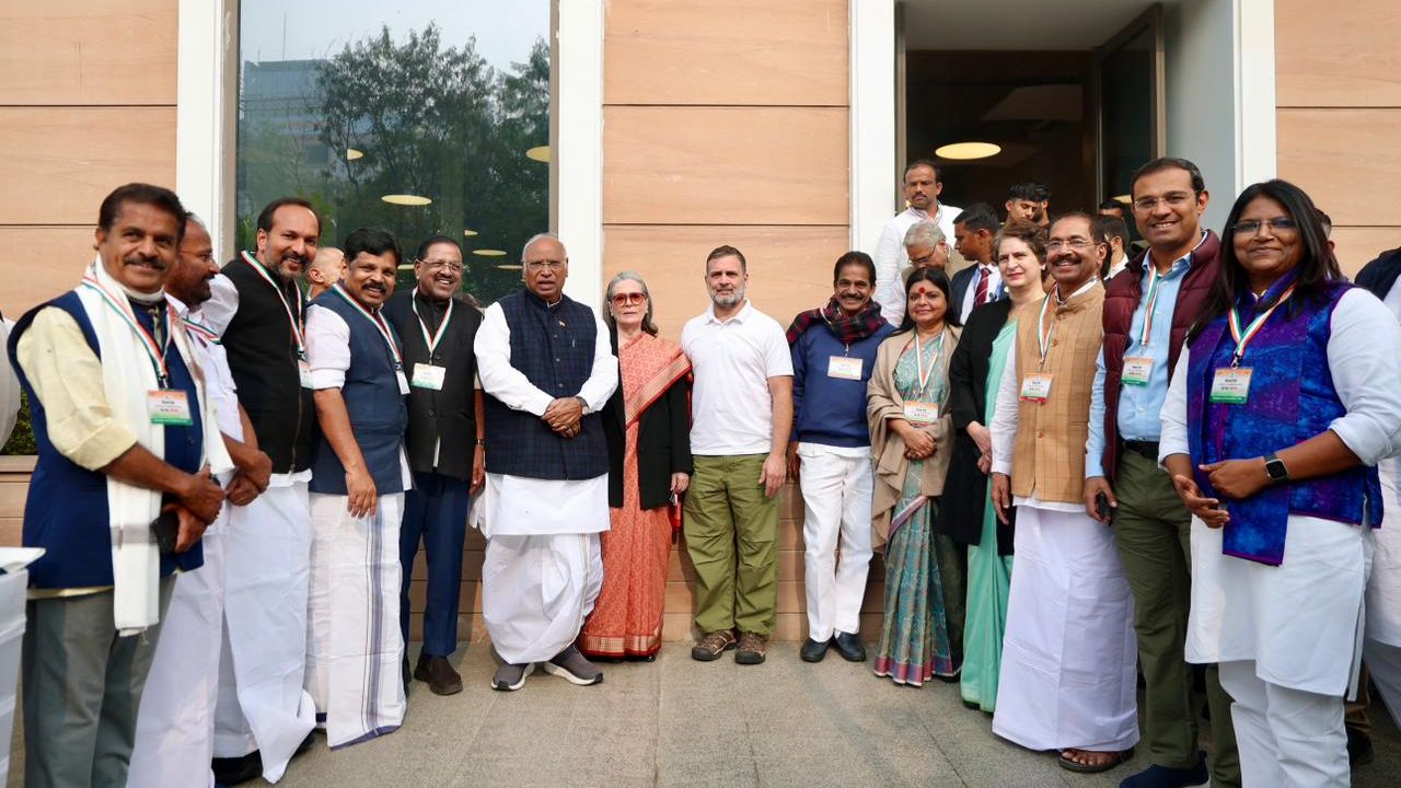 इस विशाल रैली के आयोजन में कांग्रेस सांसद प्रियंका गांधी ने कहा कि संसद में जब मल्लिकार्जुन खरगे जी और राहुल गांधी जी ने SIR, वोट चोरी का मुद्दा उठाया तो मोदी सरकार नहीं मानी। आखिर में सरकार ने कहा कि हम पहले 'वंदे मातरम्' पर चर्चा करेंगे, फिर SIR और वोट चोरी पर बात करेंगे। इस विशाल रैली के आयोजन में कांग्रेस सांसद प्रियंका गांधी ने कहा कि संसद में जब मल्लिकार्जुन खरगे जी और राहुल गांधी जी ने SIR, वोट चोरी का मुद्दा उठाया तो मोदी सरकार नहीं मानी। आखिर में सरकार ने कहा कि हम पहले 'वंदे मातरम्' पर चर्चा करेंगे, फिर SIR और वोट चोरी पर बात करेंगे।