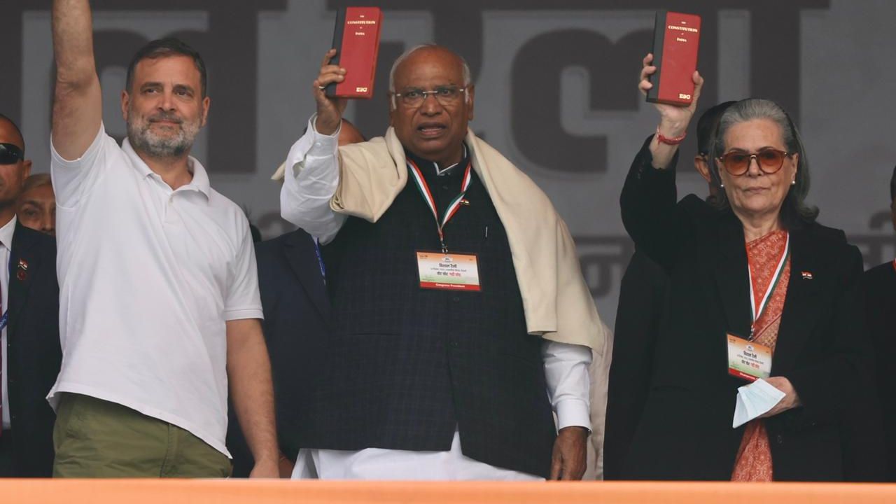 इस विशाल रैली में राहुल गांधी और सोनिया गांधी के साथ मल्लिकार्जुन खड़गे भी नजर आए। इस विशाल रैली में राहुल गांधी और सोनिया गांधी के साथ मल्लिकार्जुन खड़गे भी नजर आए।