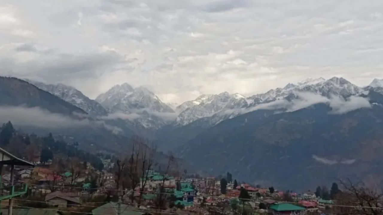 Uttarakhand Weather Update: पहाड़ों में खिला मौसम, मैदानों में कोहरे का कहर, IMD ने जारी किया अलर्ट