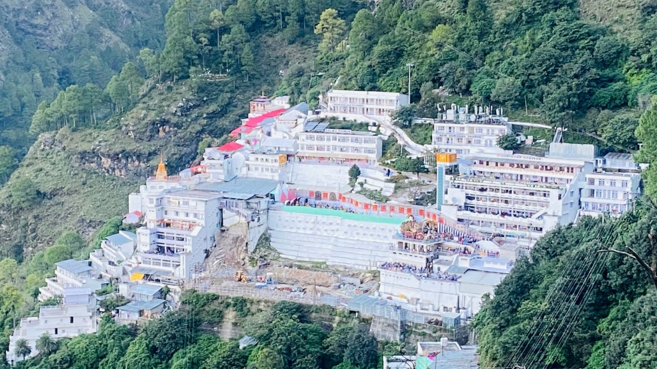 वैष्णो देवी का मंदिर लगभग 14 किलोमीटर की पैदल यात्रा के बाद पहुंचा जाता है। इस मार्ग में बाणगंगा, अर्द्धकुंवारी और सांझी छत जैसे कई पवित्र स्थल आते हैं। (Img Source: Google)