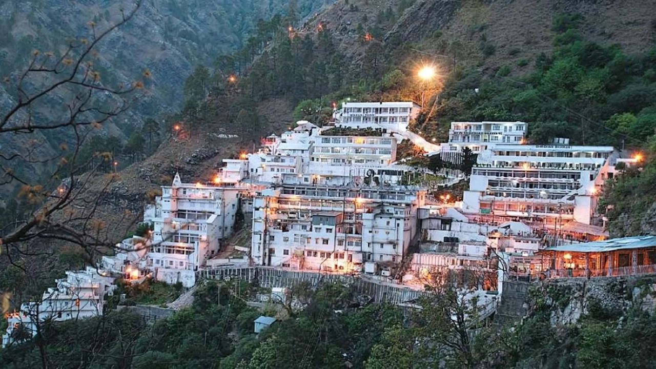 वैष्णो देवी यात्रा के बदले नियम, अब इतने घंटे में पूरी करनी होगी यात्रा