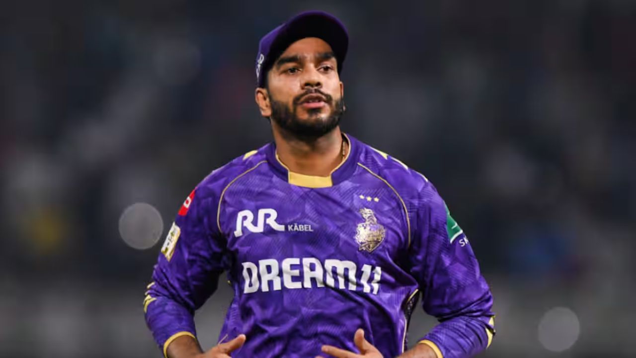 केकेआर ने वेंकटेश अय्यर को 23.75 करोड़ रुपये में खरीदा। 11 मैचों में उन्होंने केवल 142 रन बनाए, जिससे टीम को निराशा हाथ लगी। उनके प्रदर्शन के कारण केकेआर ने उन्हें अगले सीजन से पहले रिलीज़ कर दिया। (Img Internet)