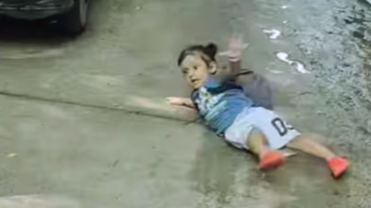 सोशल मीडिया पर Viral हो रहा ‘लुढ़कने वाला बच्चा’, देख लोग हंस-हंस कर लोटपोट