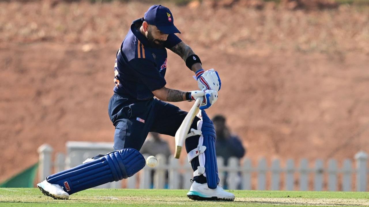 पिछली छह पारियों में उनके स्कोर इस प्रकार रहे: 74* (81), 135 (120), 102 (93), 65* (45), 131 (101) और 77 (61)। इस लगातार रन बनाने की क्षमता ने टीम इंडिया और फैंस दोनों को उत्साहित कर दिया है और साबित कर दिया कि विराट हर मुकाबले में अलग ही लेवल पर हैं। (Img: X)