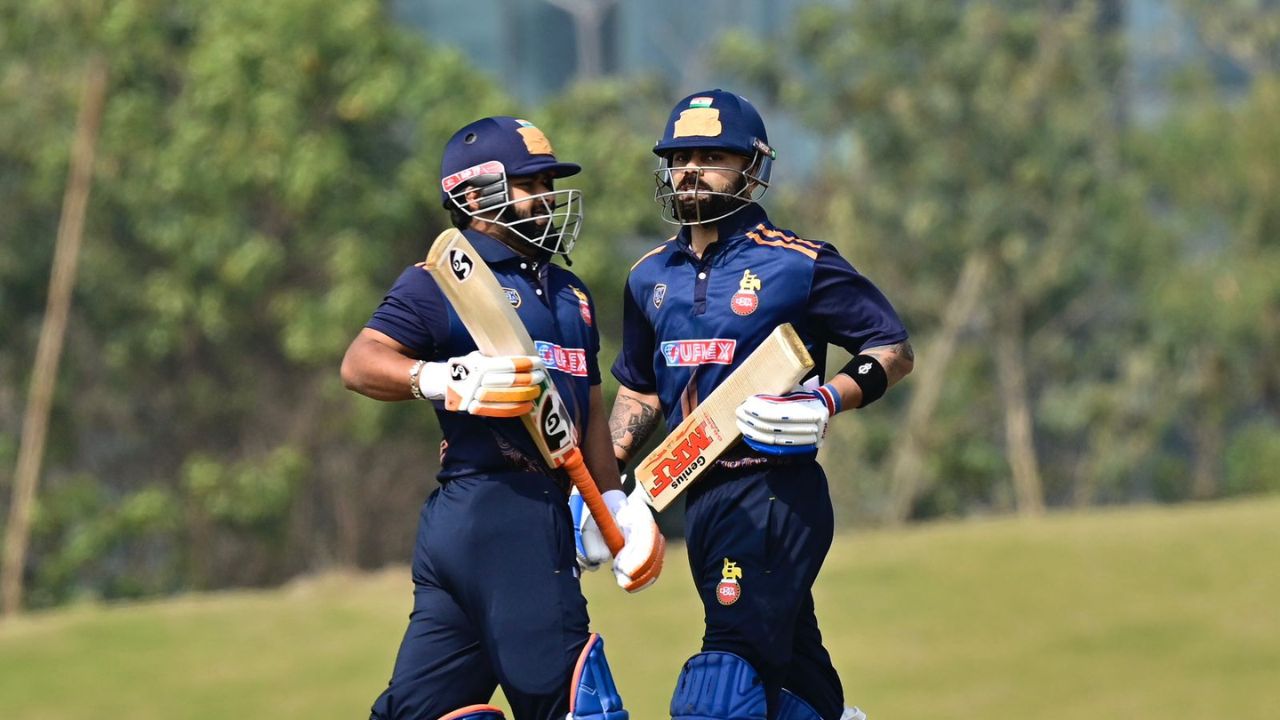  लिस्ट ए क्रिकेट के टॉप 10 बल्लेबाजों में विराट कोहली और चेतेश्वर पुजारा के साथ भारत के दो और खिलाड़ी पृथ्वी शॉ और ऋतुराज गायकवाड़ शामिल हैं। इसका मतलब है कि टॉप 10 में से 4 भारतीय हैं, जो भारतीय क्रिकेट के बढ़ते प्रभुत्व को दर्शाता है। (Img: X)