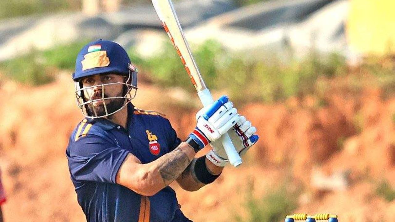 अपने 85वें अर्धशतक के साथ विराट ने सबसे ज्यादा बैटिंग औसत के मामले में माइकल बेवन का रिकॉर्ड तोड़ दिया। अब उनका लिस्ट ए औसत 57.87 हो गया है, जबकि माइकल बेवन का औसत 57.86 था। यह उपलब्धि उन्हें इतिहास में और भी खास बनाती है। (Img: X)