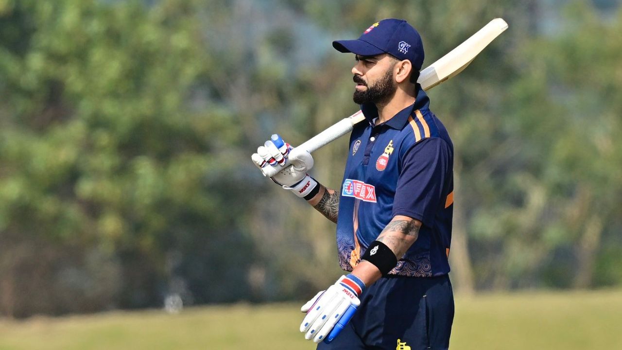 विराट पिछले कुछ समय से लगातार फॉर्म में हैं। उन्होंने दक्षिण अफ्रीका के खिलाफ वनडे सीरीज में मैन ऑफ द सीरीज का खिताब जीता। उनकी पिछली छह पारियों में दो नाबाद अर्धशतक, दो शतक और चार बार 50 से अधिक रन बनाने की रिकॉर्डिंग है, जो उनकी निरंतरता और कड़ी मेहनत को दर्शाता है। (Img: X)