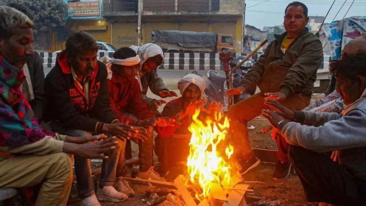 मौसम विशेषज्ञों ने चेतावनी दी है कि आने वाले दिनों में कानपुर, लखनऊ, आगरा और प्रयागराज में भी घने कोहरे की संभावना बन रही है। ऐसे में सुबह सड़कों पर निकलने वालों को खास सतर्कता बरतनी होगी।  (Img: Google)