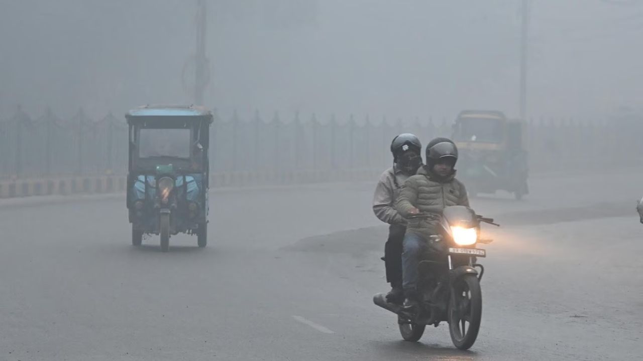 तीन दिन झमाझम बारिश का अलर्ट! बर्फीली हवाओं से लुढ़केगा पारा, घने कोहरे से ट्रेन-फ्लाइट बेहाल