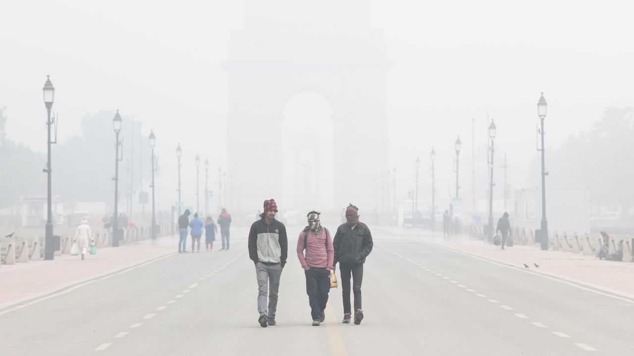 Weather Update: नए साल से पहले ठंड का प्रकोप, दिल्ली से बिहार तक शीतलहर; घने कोहरे का रेड अलर्ट जारी