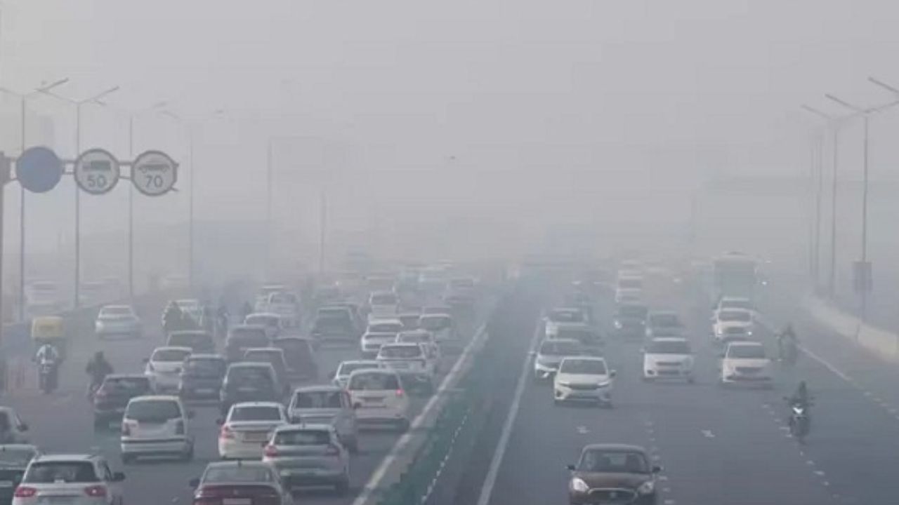 दिल्ली में धुंध और ठंड की दोहरी मार: कोहरा, प्रदूषण और तापमान में गिरावट ने बढ़ाई परेशानी, जानें मौसम का हाल