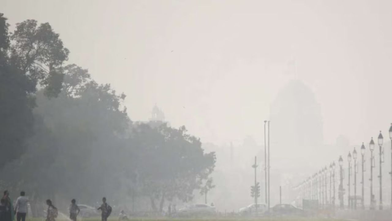 उत्तर भारत पर सर्दी, कोहरा और प्रदूषण का तिहरा वार; पहाड़ों में जमी झीलें