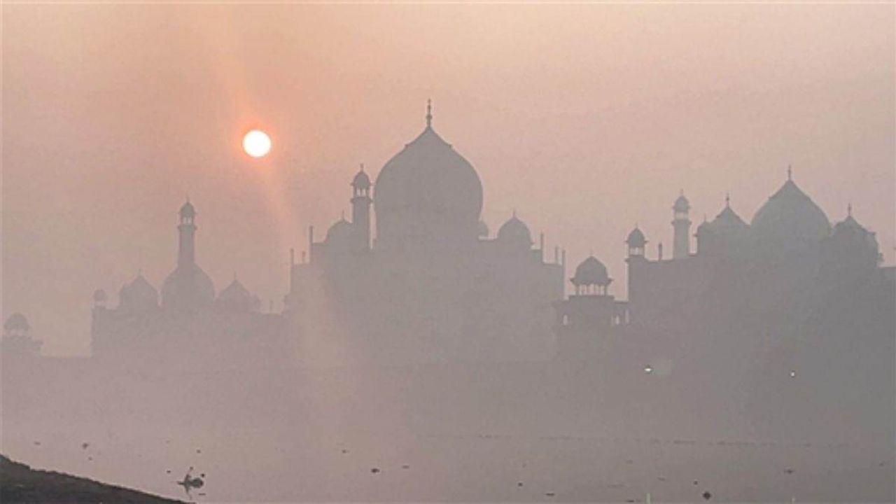 उत्तर प्रदेश में कोहरे का रेड अलर्ट, सड़क और रेल यातायात पर असर; विजिबिलिटी शून्य होने का खतरा