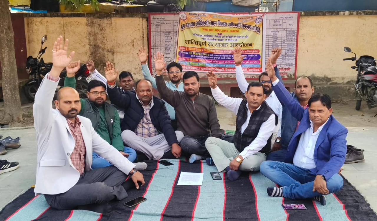 Maharajganj Protest: ऑनलाइन हाजिरी व अतिरिक्त कार्यभार से नाराज़ सचिव, फरेंदा में किया प्रदर्शन, देखें Video