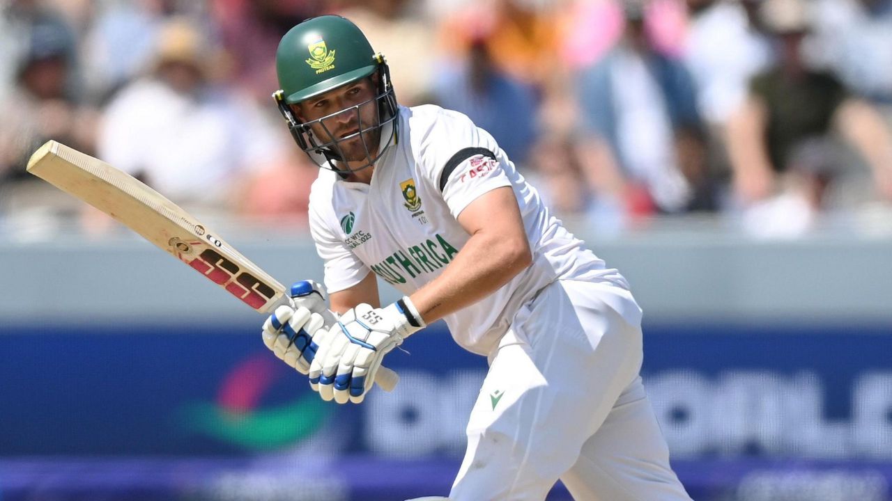 दक्षिण अफ्रीका के बल्लेबाज वियान मुल्डर हाल ही में ब्रायन लारा के टेस्ट में 400 रनों के रिकॉर्ड के बेहद करीब पहुंचे। उन्होंने नाबाद 367 रन बनाए, जो टेस्ट क्रिकेट में दूसरा सबसे तेज़ तिहरा शतक था, और इसमें 49 चौके शामिल थे। हालांकि, मुल्डर ने ब्रायन लारा के सम्मान में अपनी पारी को रिकॉर्ड से 33 रन पहले ही घोषित कर दिया, जिससे लारा का अनोखा रिकॉर्ड बरकरार रहा। (Img: Internet) दक्षिण अफ्रीका के बल्लेबाज वियान मुल्डर हाल ही में ब्रायन लारा के टेस्ट में 400 रनों के रिकॉर्ड के बेहद करीब पहुंचे। उन्होंने नाबाद 367 रन बनाए, जो टेस्ट क्रिकेट में दूसरा सबसे तेज़ तिहरा शतक था, और इसमें 49 चौके शामिल थे। हालांकि, मुल्डर ने ब्रायन लारा के सम्मान में अपनी पारी को रिकॉर्ड से 33 रन पहले ही घोषित कर दिया, जिससे लारा का अनोखा रिकॉर्ड बरकरार रहा। (Img: Internet)