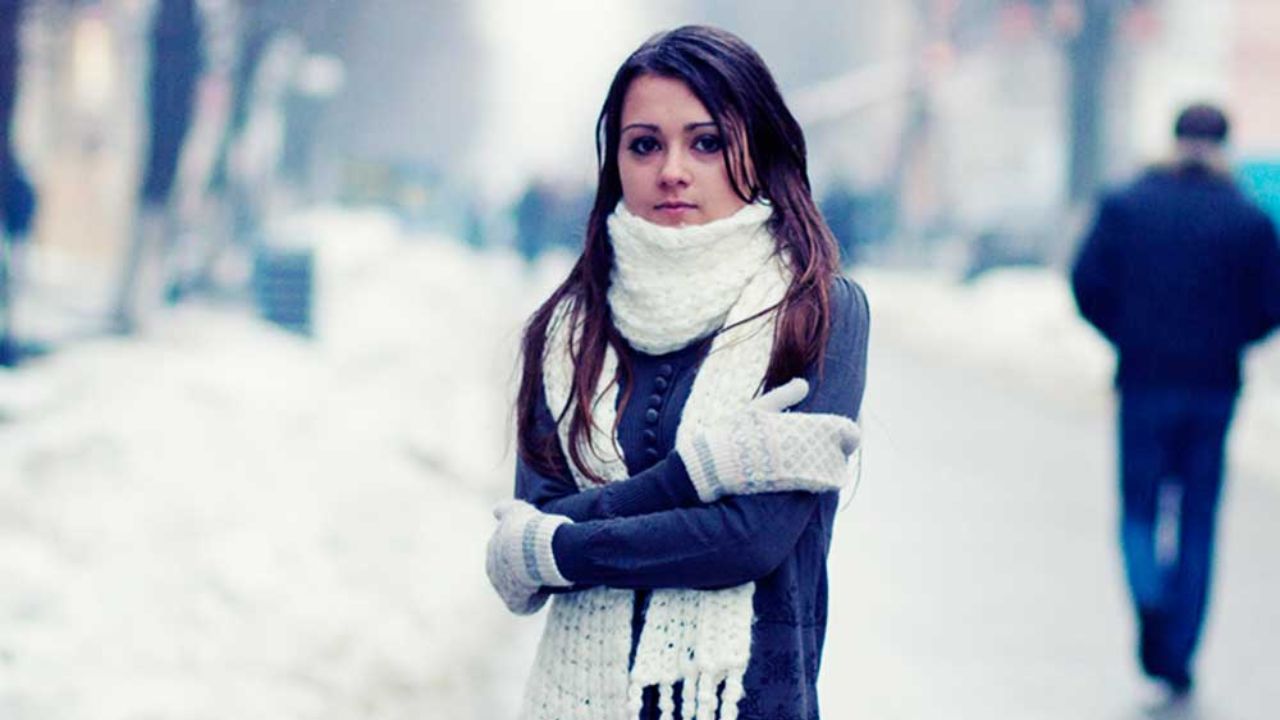 सर्दियों में तापमान गिरने के साथ-साथ एयर पॉल्यूशन भी बढ़ जाता है, जो सेहत पर सीधा असर डालता है। ऐसे मौसम में कमजोर इम्यूनिटी वाले लोग जल्दी बीमार पड़ने लगते हैं। (Img Source: Google)