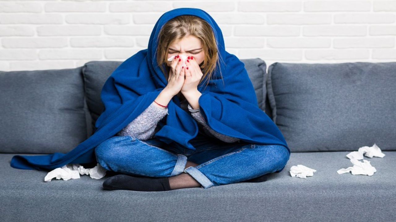 एक्सपर्ट्स के मुताबिक ठंड और प्रदूषण के कारण जुकाम, खांसी, गले में खराश और बुखार की शिकायत आम हो जाती है। इससे बचाव के लिए शरीर की रोग प्रतिरोधक क्षमता मजबूत होना जरूरी है। (Img Source: Google)