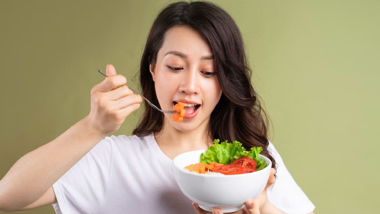 सर्दियों का मौसम आते ही खानपान की आदतें अपने आप बदलने लगती हैं। ठंड में शरीर हल्के खाने की जगह ऐसे फूड्स चाहता है जो अंदर से गर्माहट दें, देर तक ऊर्जा बनाए रखें और आराम का एहसास कराएं। इसी वजह से भारतीय रसोई में मौजूद कुछ पारंपरिक चीजें इस मौसम में खास बन जाती हैं। 