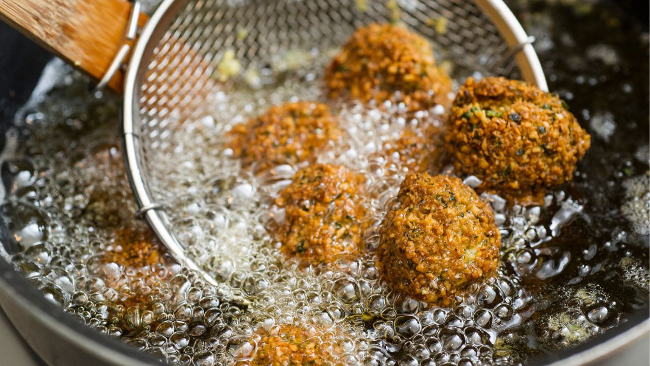 शाम के समय भूख लगना आम बात है, लेकिन इस वक्त लोग अक्सर तली-भुनी और मीठी चीजें खा लेते हैं। रोजाना ऐसा करना पाचन तंत्र को कमजोर करता है। धीरे-धीरे गैस, एसिडिटी और भारीपन की समस्या बढ़ने लगती है, जिसका असर रात की नींद और अगले दिन की ऊर्जा पर पड़ता है। (फोटो सोर्स- इंटरनेट)