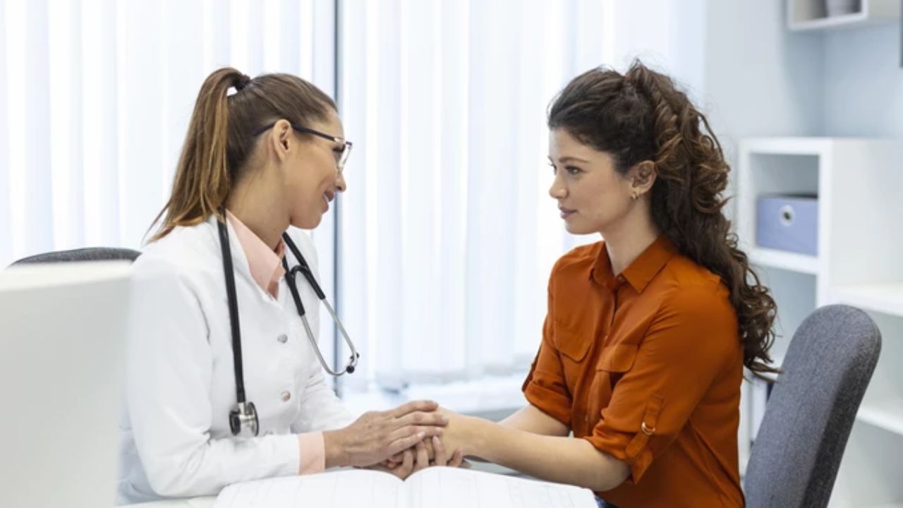 गैस्ट्रोएंटेरोलॉजिस्ट के अनुसार शाम 6 बजे के बाद समोसा, जलेबी, पानीपुरी, कचौड़ी, वड़ा पाव, फ्राइड मोमोज, नमकीन और बर्गर जैसी चीजें नहीं खानी चाहिए। ये स्नैक्स देर से पचते हैं और पेट में गैस बनाकर रात भर बेचैनी पैदा कर सकते हैं। (फोटो सोर्स- इंटरनेट)  (फोटो सोर्स- इंटरनेट)