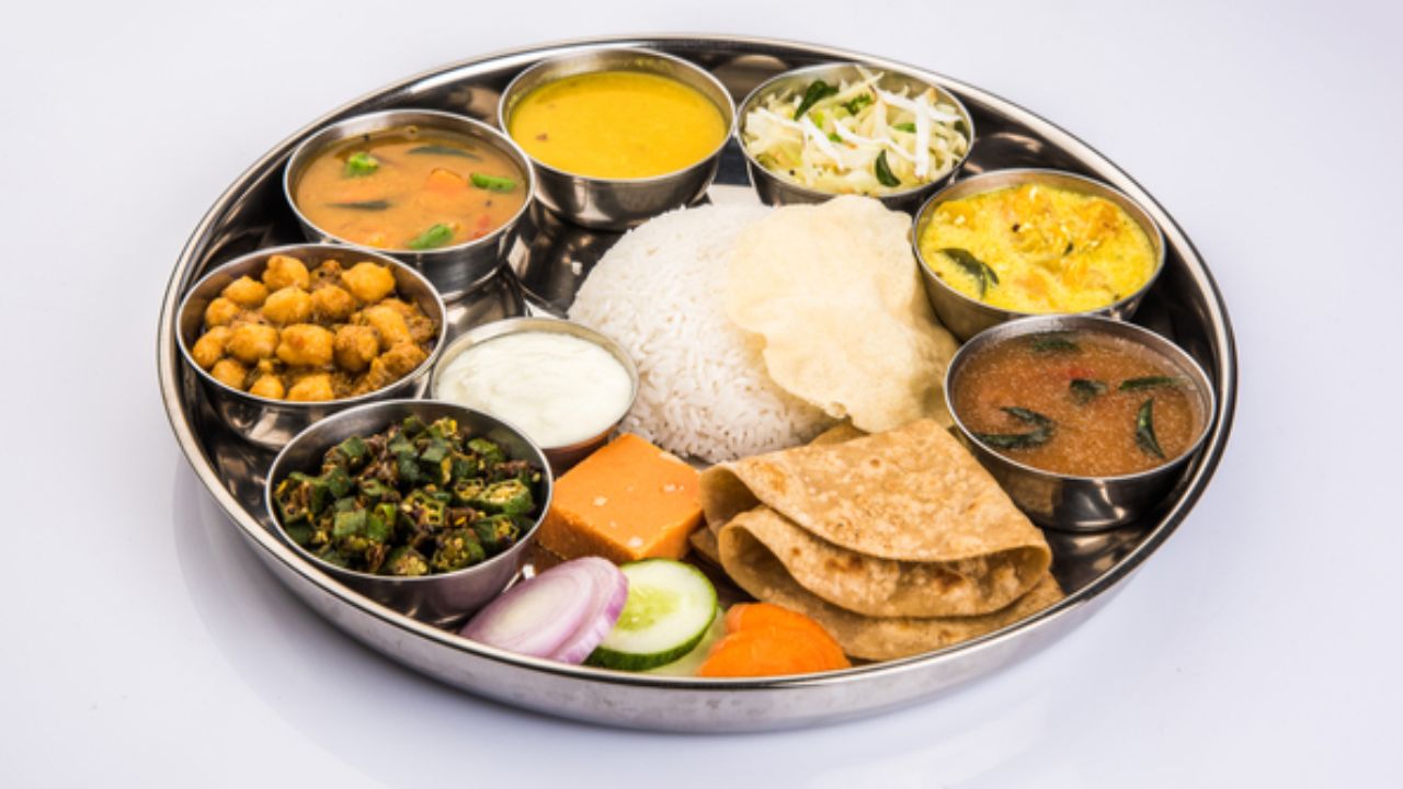 डॉक्टर का कहना है कि शाम के समय हल्का और पौष्टिक खाना बेहतर होता है। स्टीम्ड मोमोज, चना चाट, स्प्राउट्स सलाद, स्टीम्ड कॉर्न, वेज सूप, बेसन चीला, रोस्टेड मखाना और बिना तेल का पनीर टिक्का जैसे विकल्प पेट को आराम देते हैं और गैस से बचाते हैं। (फोटो सोर्स- इंटरनेट)