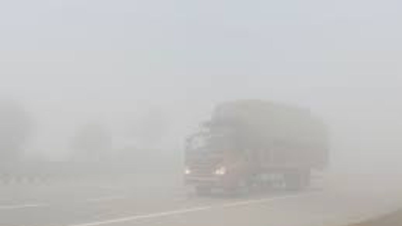 दिल्ली-एनसीआर में प्रदूषण का संकट: घने कोहरे और ठंड ने बढ़ाई मुश्किलें, स्पीड लिमिट हुई कम