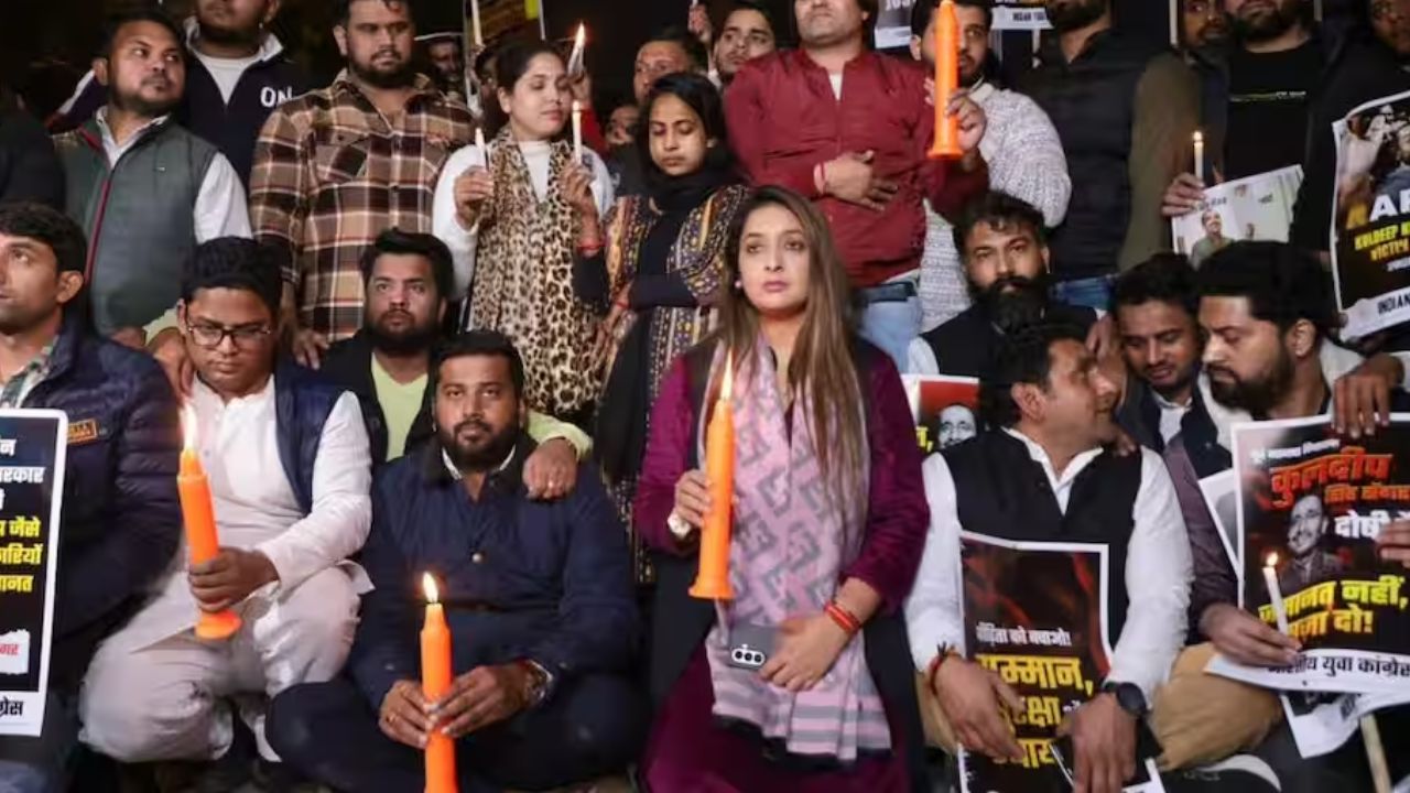 उन्नाव पीड़िता को न्याय दिलाने के लिए युवा कांग्रेस का कैंडल मार्च, सरकार और न्याय व्यवस्था पर उठे सवाल