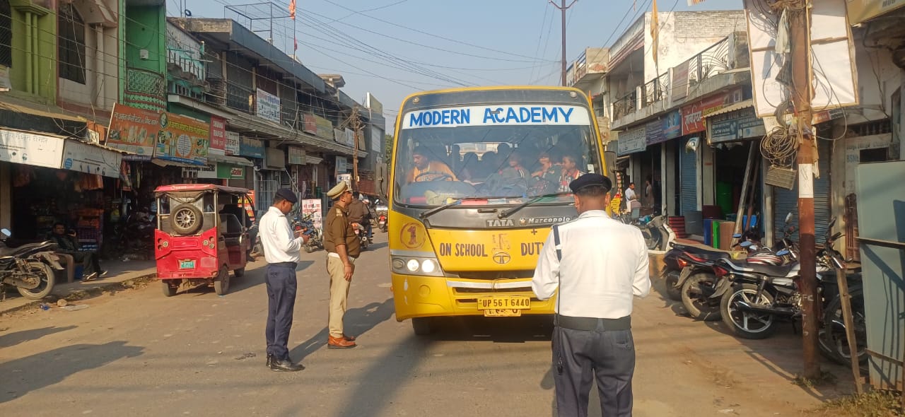 Maharajganj News: यातायात पुलिस की बड़ी कार्रवाई: दर्जन भर वाहनों पर चला जुर्माने का डंडा