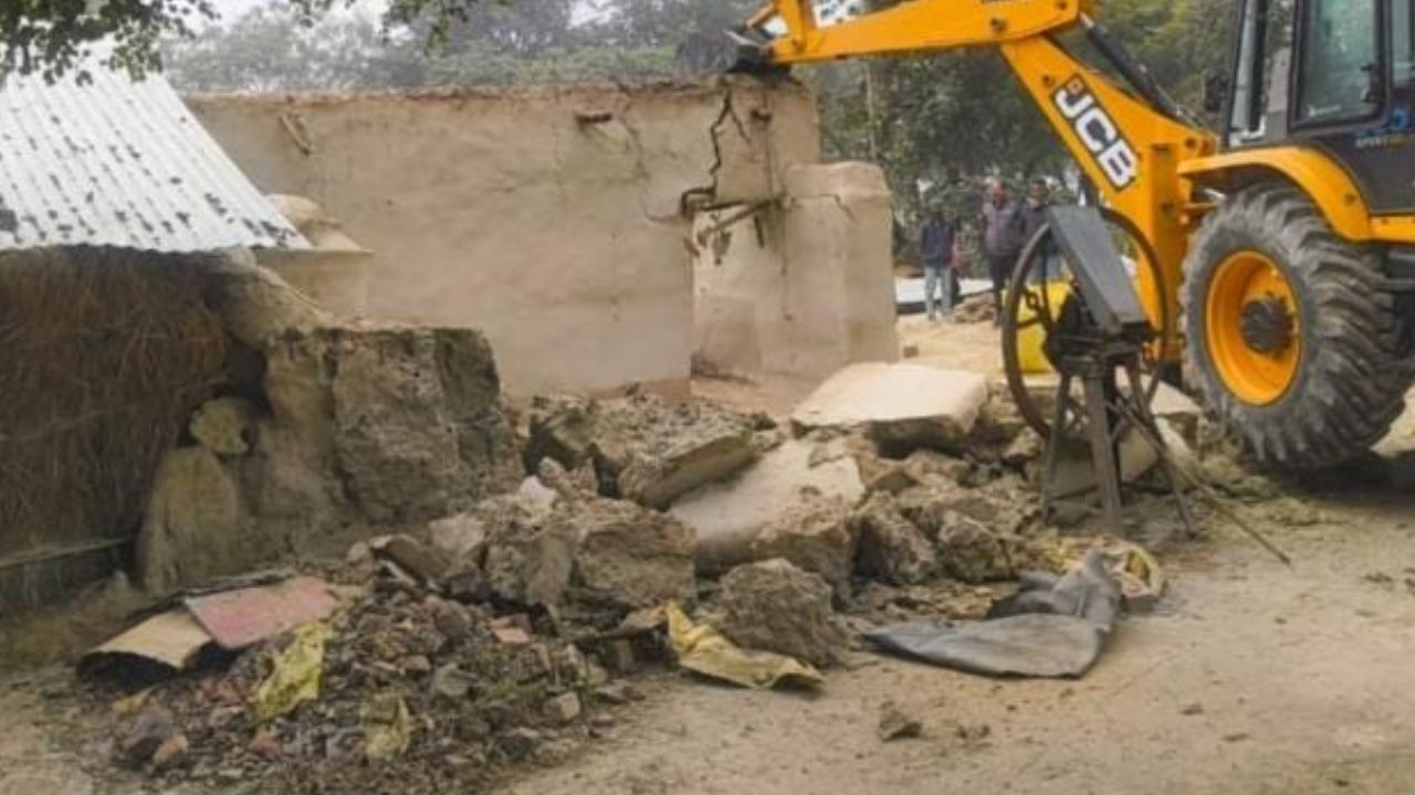 बाराबंकी में करोड़ों की जमीन पर था अतिक्रमण, बुलडोजर ने तोड़ा, मचा हड़कंप