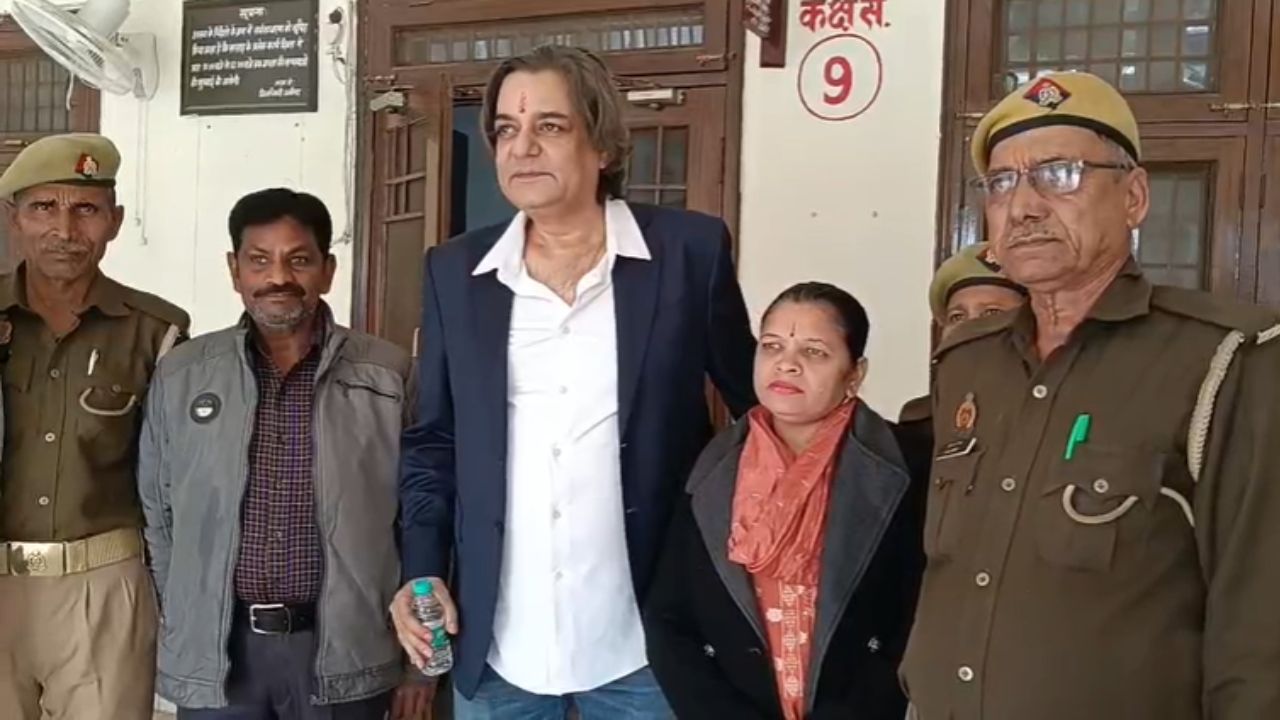 हवेली पर कब्जे की साज़िश? फिल्म अभिनेता चंद्रचूड़ मां संग पहुंचे डीएम कार्यालय; फैन्स की उमड़ी भीड़