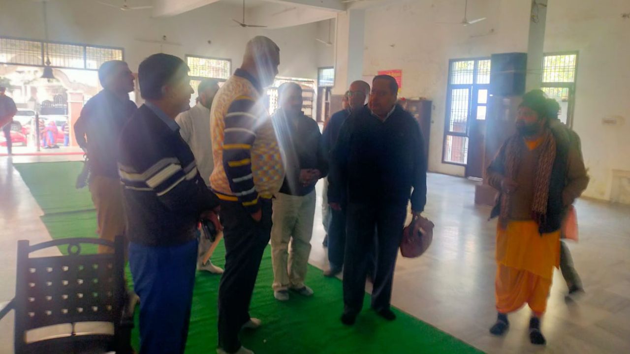 आगरा के राधा-कृष्ण मंदिर से लाखों की चांदी का छत्र चोरी, CCTV खंगाल रही पुलिस