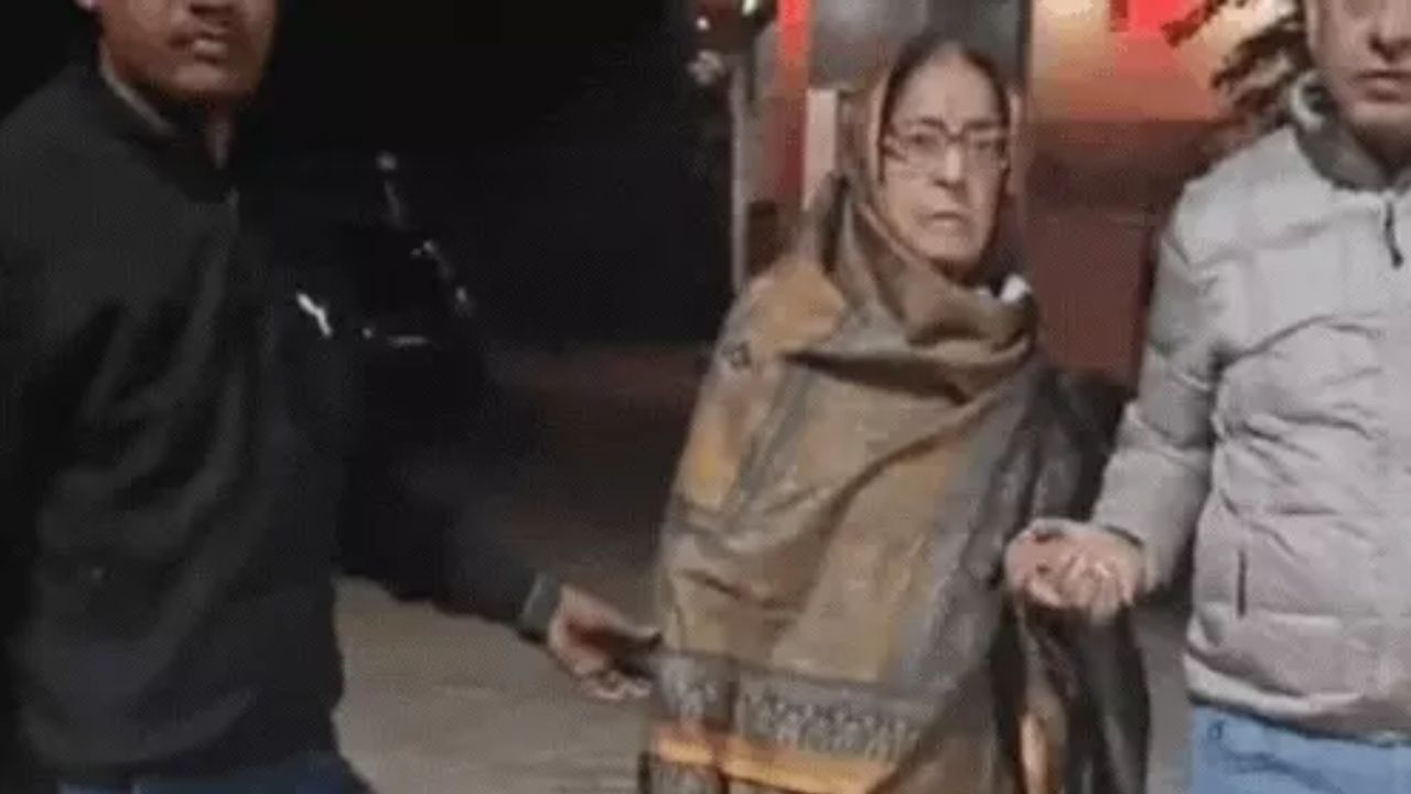 आगरा में बड़ी वारदात: बाइक सवारों ने NRI से पासपोर्ट और डॉलर लूटे, कैलिफोर्निया से आई थी मां-बेटी