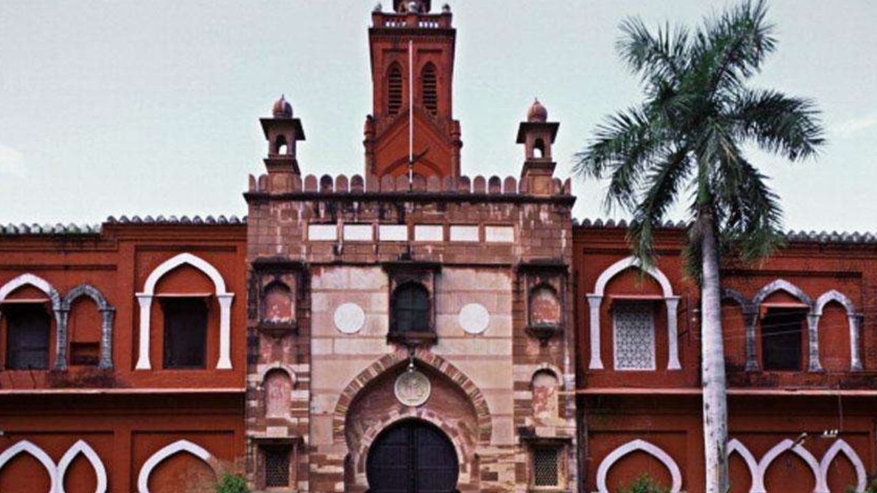 अलीगढ़ मुस्लिम विश्वविद्यालय में सनसनीखेज वारदात, शिक्षक की गोली मारकर हत्या