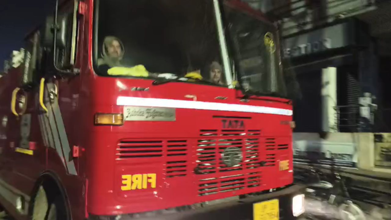 Aligarh: मेडिकल रोड पर ऐस प्लाजा में आग का तांडव, कई दमकल गाड़ियां मौके पर पहुंची