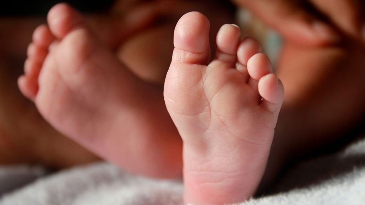 माता-पिता के बीच सो रहा था नवजात, दम घुटने से मौत; शादी के चार साल बाद कपल की लाइफ में आई थी खुशी