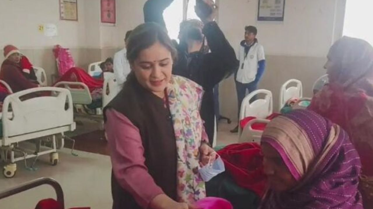 जिला महिला अस्पताल पहुंचीं अपर्णा यादव, सीएम नीतीश और मंत्री संजय निषाद के खिलाफ बोल दी ये बड़ी बात