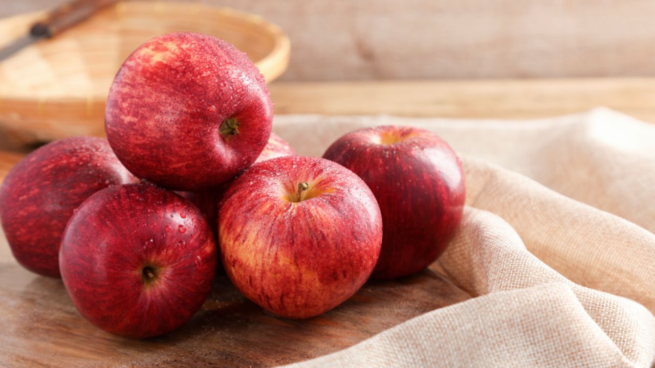इस मौसम में मिलने वाला सेब स्वाद और पोषण दोनों में सबसे बेहतर माना जाता है। ठंडे मौसम में पकने वाला सेब ज्यादा रसदार और मीठा होता है। (Img: Google)