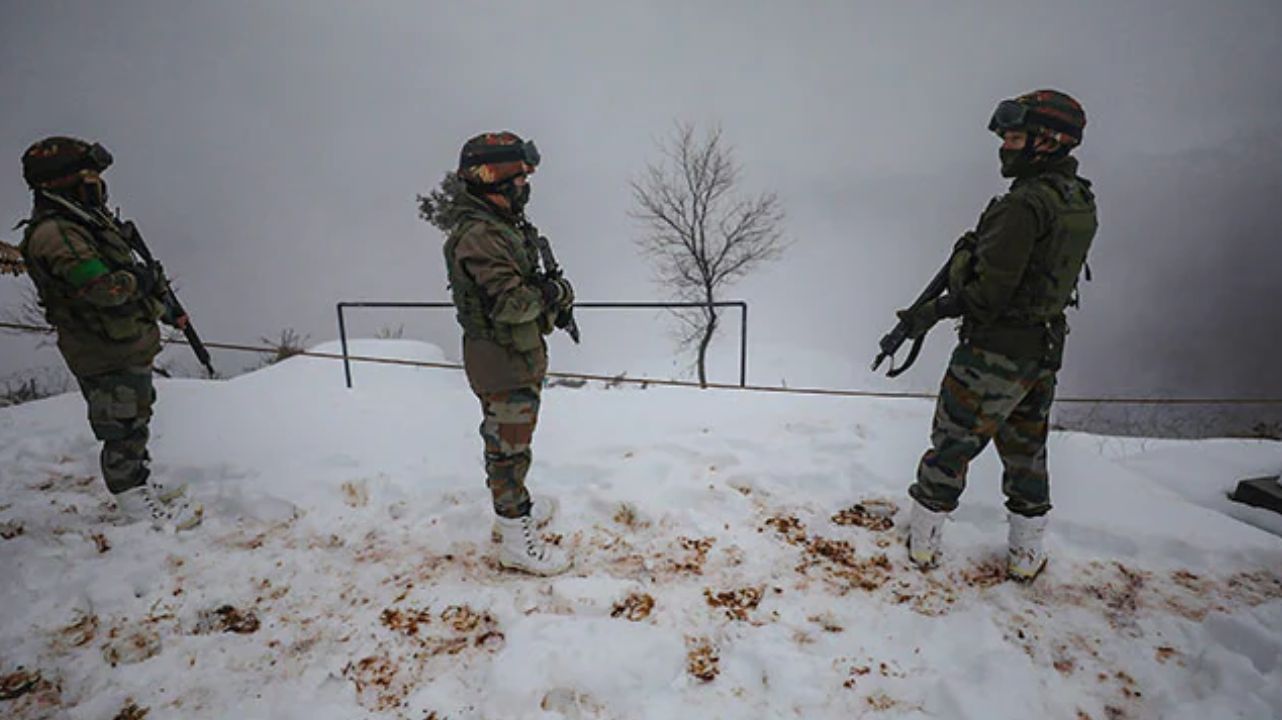 30-35 पाकिस्तानी आतंकी कश्मीर में छिपे, सेना का जारी ऑपरेशन