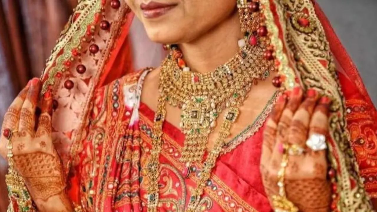 मेरठ में एक विवाह ऐसा भी: आधी रात में घूमने गया था युवक, वापस आकर बोला- मम्मी देखो आपकी बहू ले आया