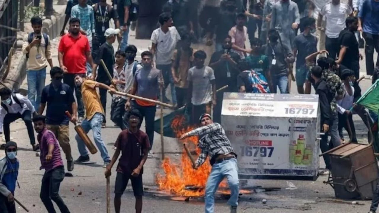 Bangladesh Violence: भारतीयों के लिए हाई कमीशन की सख्त एडवाइजरी, जानें क्या की अपील