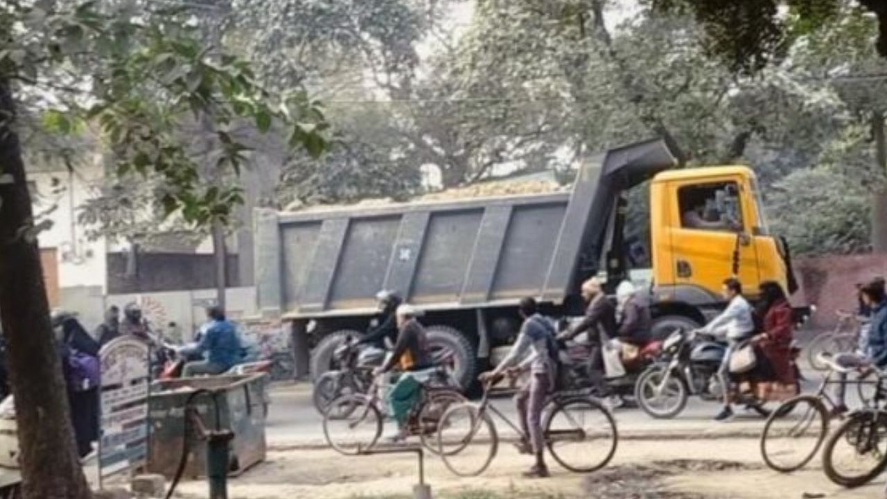 बाराबंकी में ओवरलोड डंपरों का आतंक, क्या प्रशासन कर रहा किसी बड़े हादसे का इंतजार?