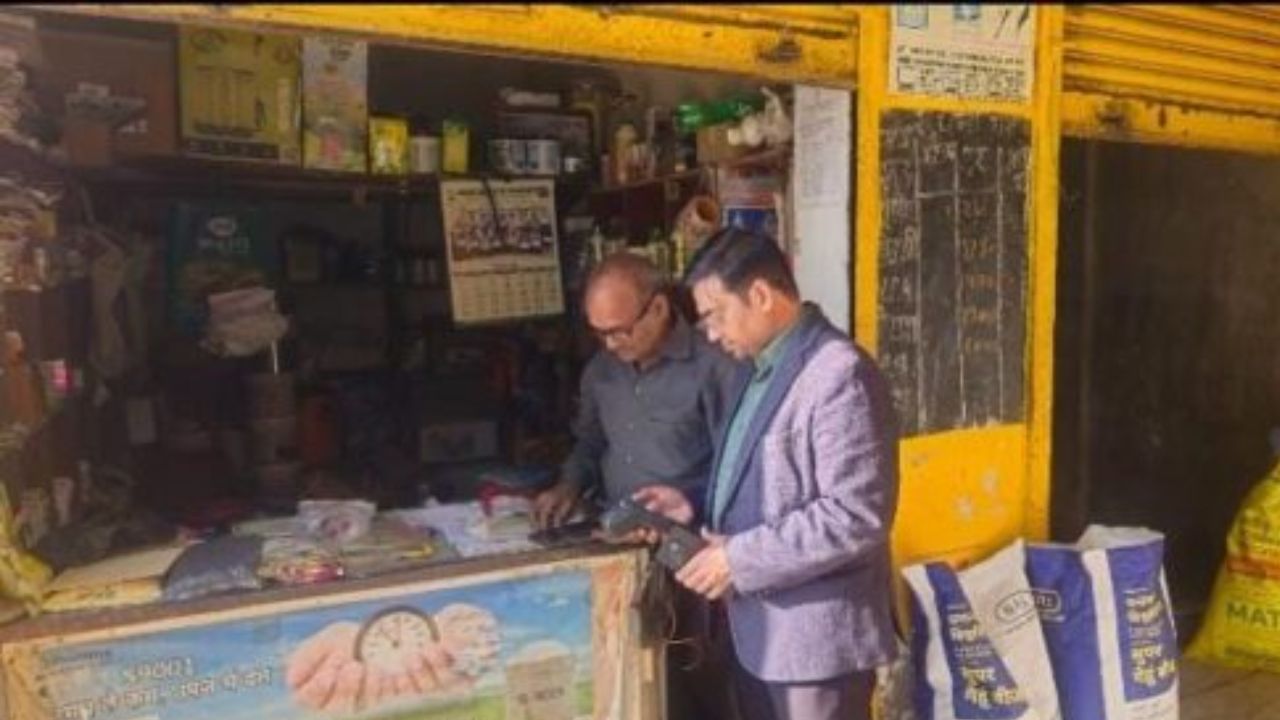 Barabanki: उर्वरक बिक्री केंद्रों पर छापेमारी, तीन विक्रेताओं के लाइसेंस निलंबित