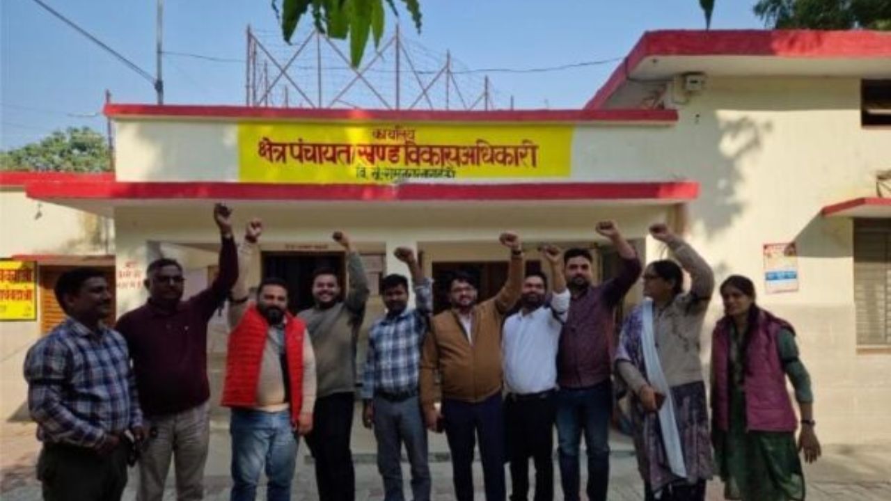 Barabanki: ऑनलाइन उपस्थिति के विरोध में पंचायत सचिवों ने बांधी काली पट्टी, 5 दिसंबर को होगा धरना