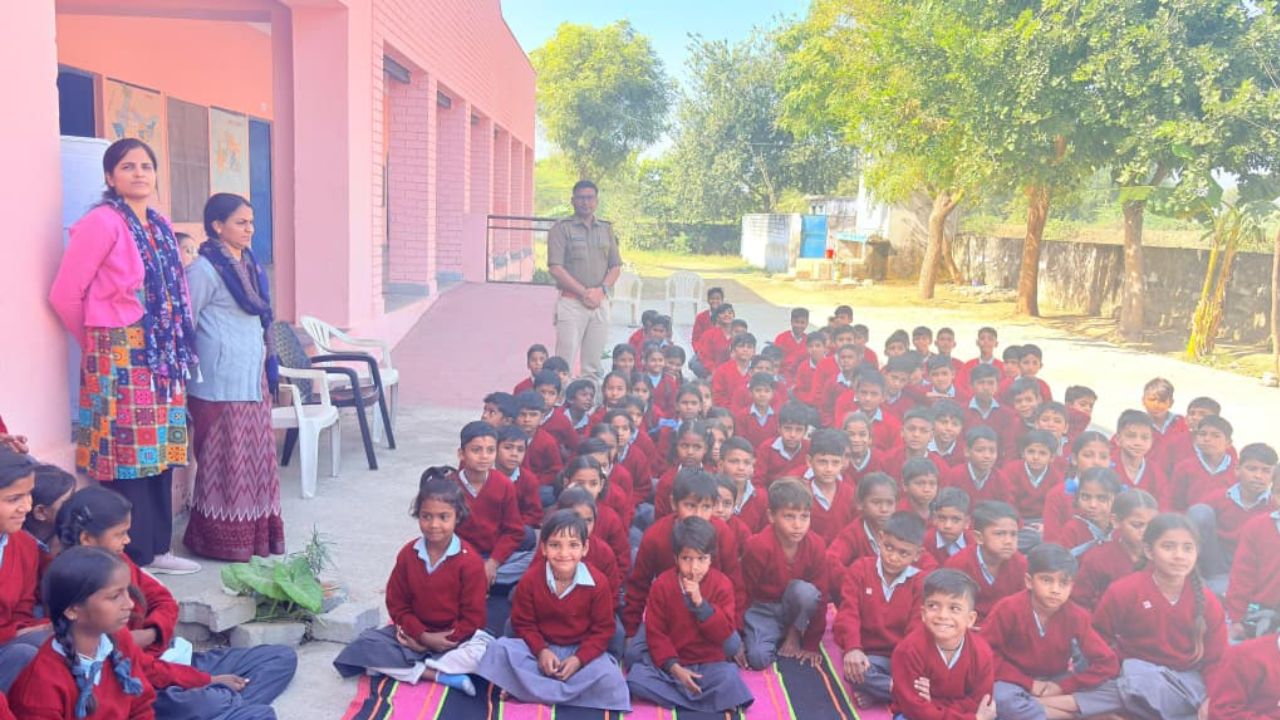 शीतलहर में मासूमों के लिए आगे आए वर्दीधारी, 155 बच्चों को भेंट किया ये उपहार