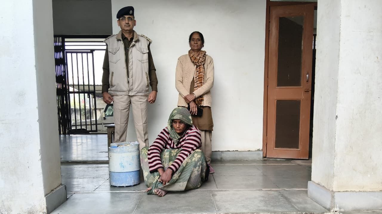 भीलवाड़ा में आबकारी विभाग की कार्रवाई, खुलेआम हथकड़ शराब बेचती महिला गिरफ्तार