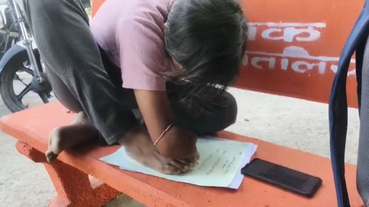 दोनों हाथ नहीं, फिर भी हौसला बुलंद: पैरों से आवेदन लिख भीलवाड़ा कलेक्टर से मांगी नौकरी