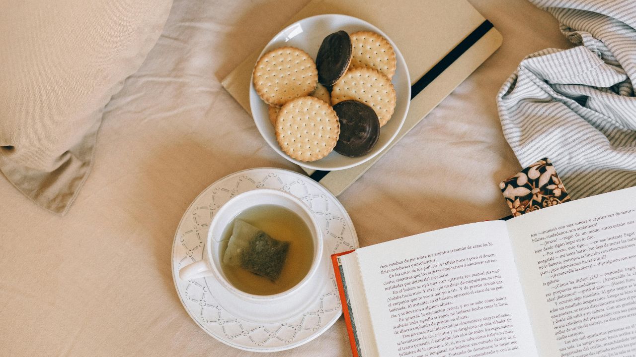 भारत में अधिकतर लोग सुबह की चाय के साथ बिस्कुट खाना हल्का नाश्ता मानते हैं, लेकिन यह आदत सेहत को नुकसान पहुंचा सकती है। बिस्कुट में मौजूद मैदा, अधिक चीनी और प्रिजर्वेटिव चाय के साथ मिलकर पाचन तंत्र को कमजोर करते हैं। इससे ब्लड शुगर, एसिडिटी और पाचन संबंधी समस्याएं बढ़ सकती हैं। (फोटो सोर्स- pexels) भारत में अधिकतर लोग सुबह की चाय के साथ बिस्कुट खाना हल्का नाश्ता मानते हैं, लेकिन यह आदत सेहत को नुकसान पहुंचा सकती है। बिस्कुट में मौजूद मैदा, अधिक चीनी और प्रिजर्वेटिव चाय के साथ मिलकर पाचन तंत्र को कमजोर करते हैं। इससे ब्लड शुगर, एसिडिटी और पाचन संबंधी समस्याएं बढ़ सकती हैं। (फोटो सोर्स- pexels)