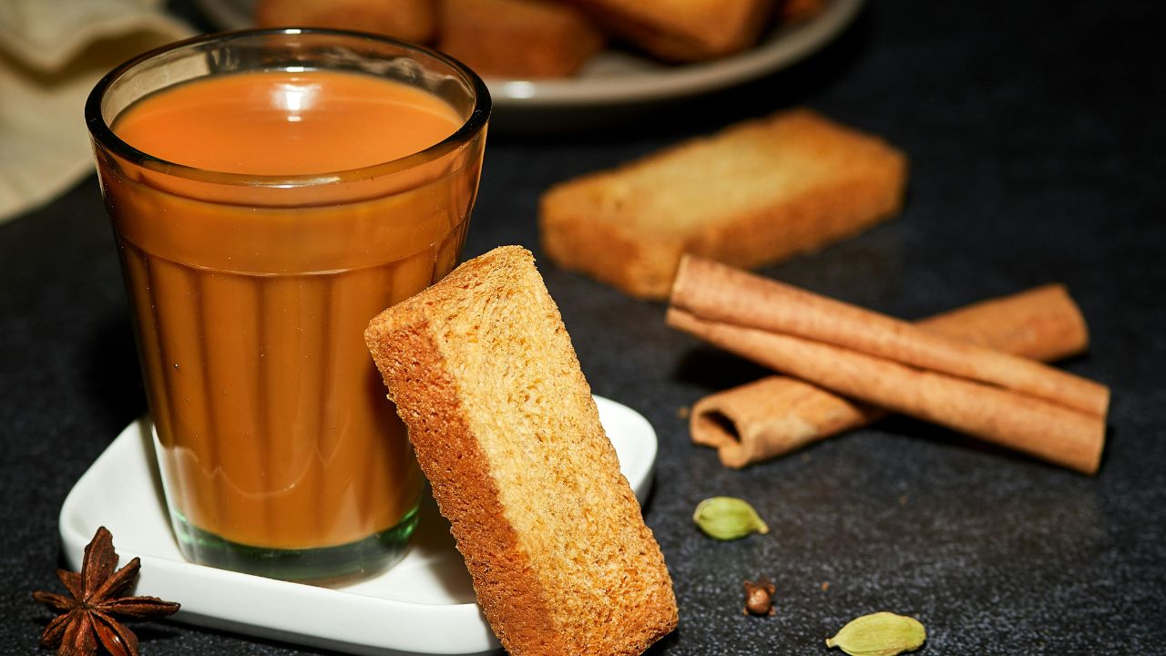 चाय और बिस्कुट का रोजाना सेवन आंतों के गुड बैक्टीरिया को कमजोर करता है, जिससे पाचन क्षमता घटने लगती है। फाइबर की कमी, टैनिन के कारण पानी की कमी और अधिक चीनी वाली चीजें पेट को नुकसान पहुंचाती हैं। इसके परिणामस्वरूप गैस, ब्लोटिंग, कब्ज और पेट साफ न होने जैसी समस्याएं बढ़ जाती हैं। (फोटो सोर्स- pexels) चाय और बिस्कुट का रोजाना सेवन आंतों के गुड बैक्टीरिया को कमजोर करता है, जिससे पाचन क्षमता घटने लगती है। फाइबर की कमी, टैनिन के कारण पानी की कमी और अधिक चीनी वाली चीजें पेट को नुकसान पहुंचाती हैं। इसके परिणामस्वरूप गैस, ब्लोटिंग, कब्ज और पेट साफ न होने जैसी समस्याएं बढ़ जाती हैं। (फोटो सोर्स- pexels)