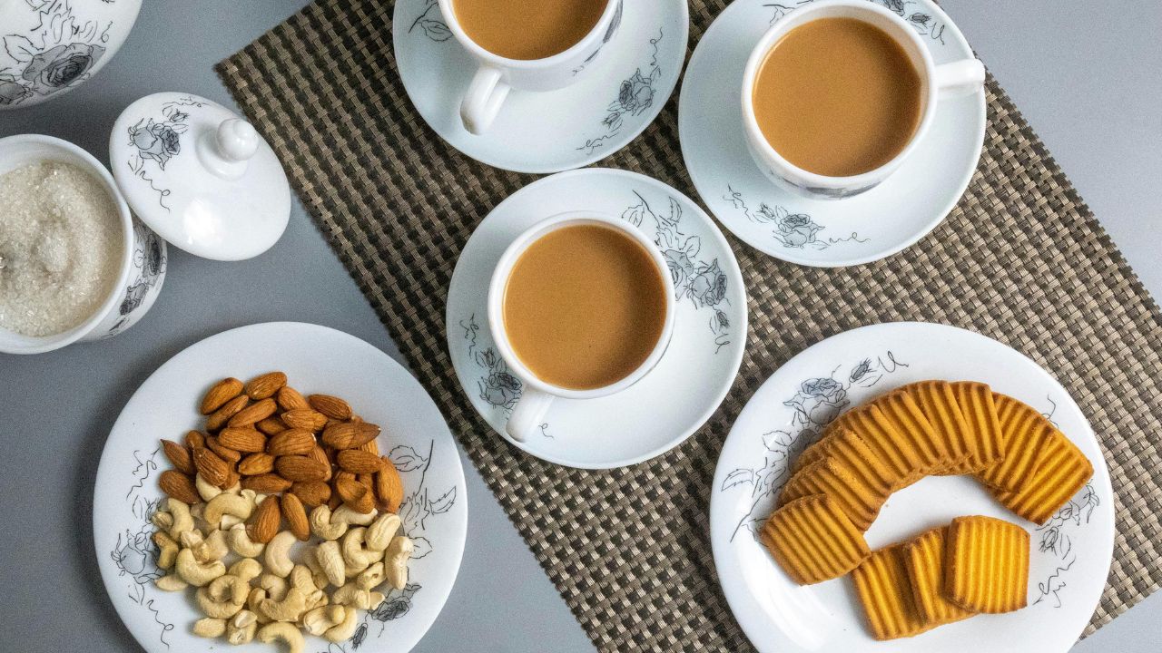 मार्केट में मिलने वाले अधिकतर बिस्कुट रिफाइंड मैदा, ज्यादा चीनी और नमक से बने होते हैं। सुबह खाली पेट चाय के साथ इन्हें खाने पर ब्लड शुगर तेजी से बढ़ता है और कुछ देर बाद अचानक गिर जाता है। लंबे समय तक ऐसा करना इन्सुलिन रेजिस्टेंस का कारण बनकर डायबिटीज के खतरे को बढ़ा सकता है। (फोटो सोर्स- pexels) मार्केट में मिलने वाले अधिकतर बिस्कुट रिफाइंड मैदा, ज्यादा चीनी और नमक से बने होते हैं। सुबह खाली पेट चाय के साथ इन्हें खाने पर ब्लड शुगर तेजी से बढ़ता है और कुछ देर बाद अचानक गिर जाता है। लंबे समय तक ऐसा करना इन्सुलिन रेजिस्टेंस का कारण बनकर डायबिटीज के खतरे को बढ़ा सकता है। (फोटो सोर्स- pexels)