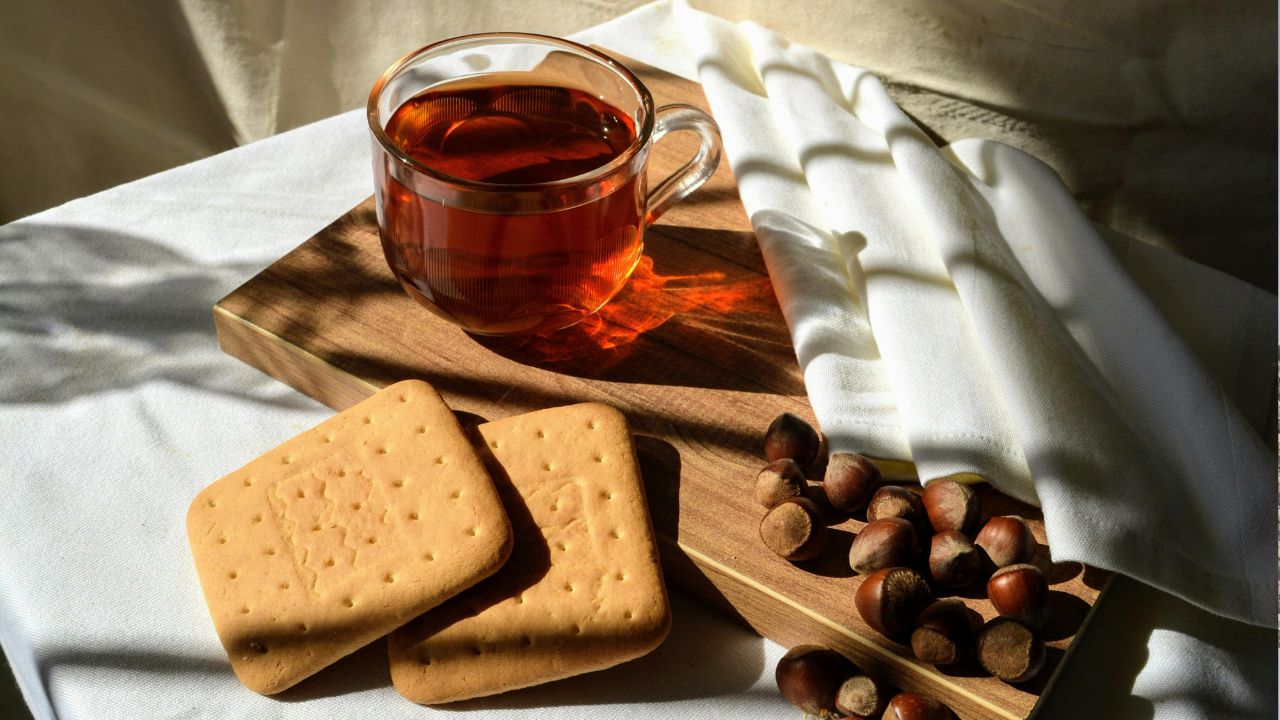 खाली पेट चाय पीने से कैफीन और टैनिन पेट में एसिड बढ़ाते हैं। ऐसे में अगर बिस्कुट भी साथ खा लिया जाए तो मैदा और शुगर एसिडिटी, जलन और गैस को और तेज कर देते हैं। यह आदत धीरे-धीरे पेट की समस्याओं, उलझन, भारीपन और अपच का बड़ा कारण बन सकती है। (फोटो सोर्स- pexels) खाली पेट चाय पीने से कैफीन और टैनिन पेट में एसिड बढ़ाते हैं। ऐसे में अगर बिस्कुट भी साथ खा लिया जाए तो मैदा और शुगर एसिडिटी, जलन और गैस को और तेज कर देते हैं। यह आदत धीरे-धीरे पेट की समस्याओं, उलझन, भारीपन और अपच का बड़ा कारण बन सकती है। (फोटो सोर्स- pexels)